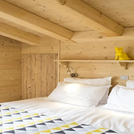 In Les Masses With Garden Agettes