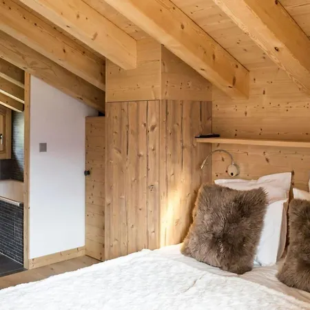 In Les Masses With Garden Agettes