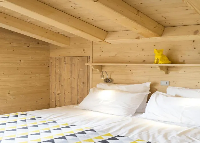 In Les Masses With Garden Agettes